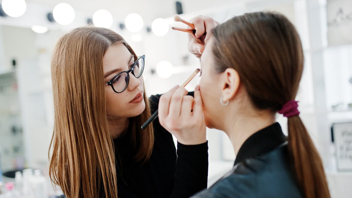 Röda läppar, naturliga ögonbryn och kreativ eyeliner är bara några av de stora skönhetstrenderna 2020 vi har spanat in. 