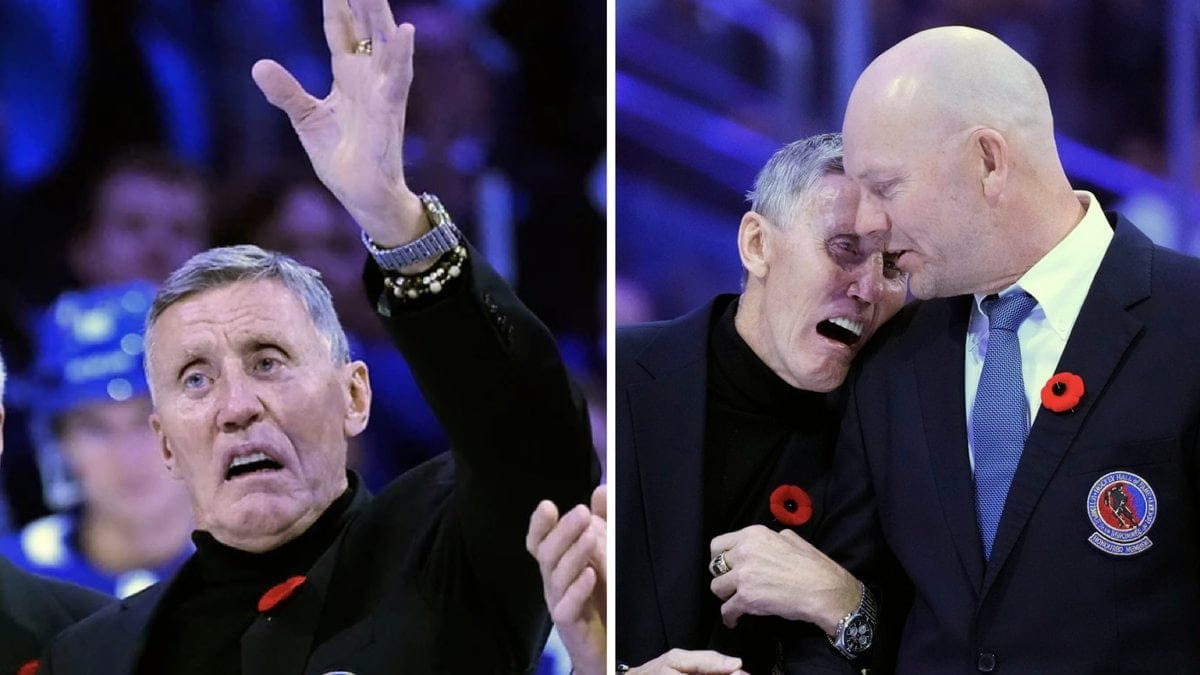 Börje Salming tar emot jubel och applåder under en ceremoni i Toronto. Intill honom fanns legendarerna Darryl Sittler och Mats Sundin.