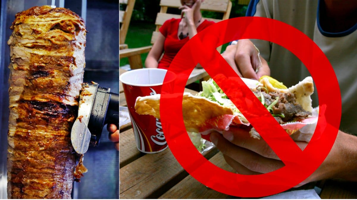 En person skär kebabkött, till höger en kebab i bröd med ett rött kryss över. 
