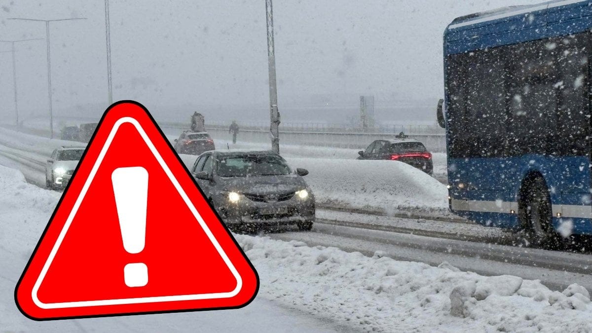 Snöfall på väg och en varningstriangel.