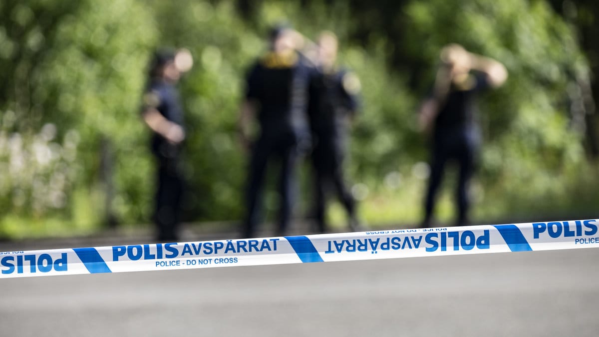 Ett område vid en lekpark har spärrats av.