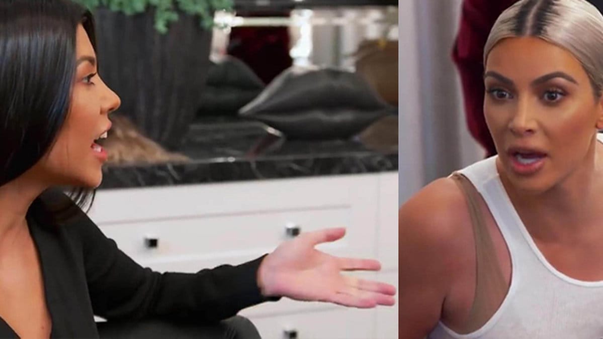 Kourtney och Kim Kardashian bråkar i Keeping up with the Kardashians.