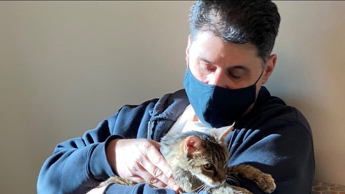 Nu är husse och katt återförenade, efter 15 långa år!