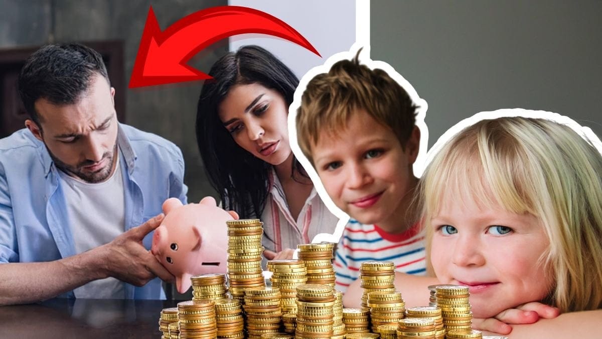 Föräldrar med spargris vänster. Två nbarn med en hög av mynt höger.
