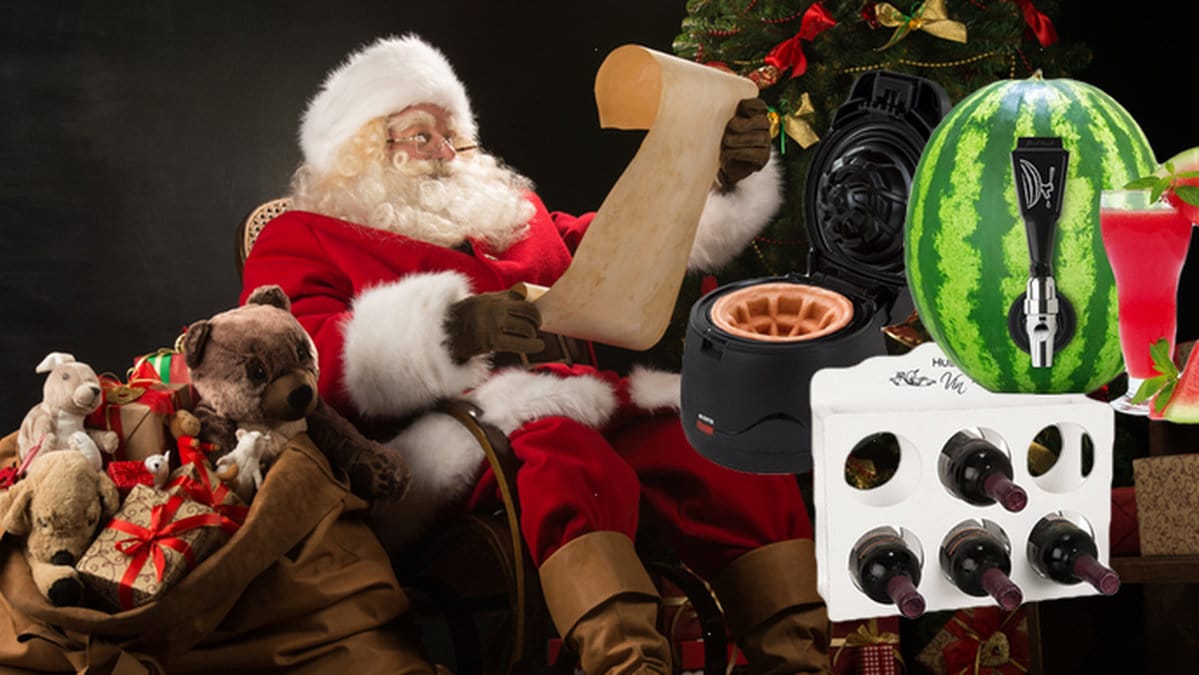 Jultomten sitter ned med en massa julklappar 