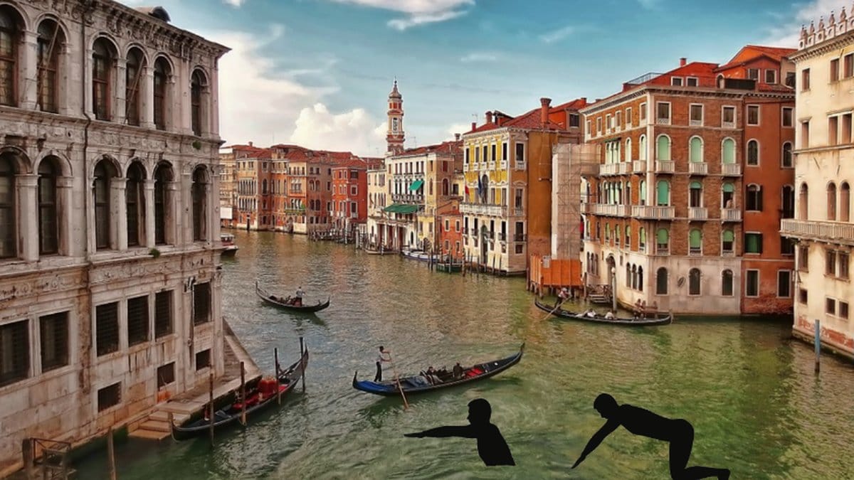 Turisterna får en ordentlig bot efter nakenbadet.