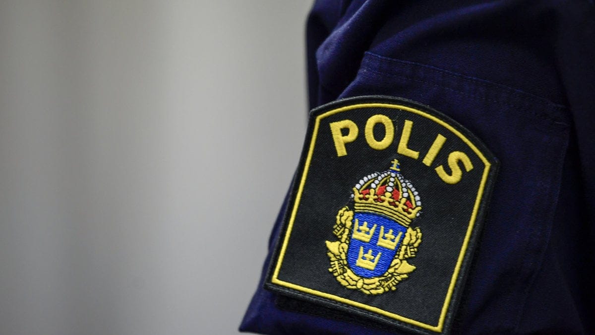 Polis-arm med emblem.