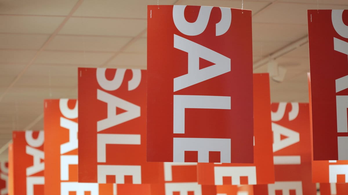 Vi har frågat en expert om Black Friday, rea, konsumtion och det nya fenomenet White Monday.