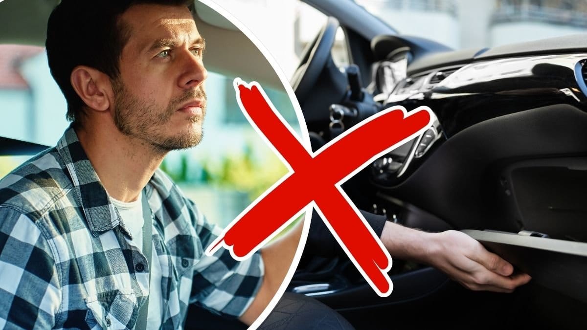 Man i bil och hand som öppnar handskfacket i en bil