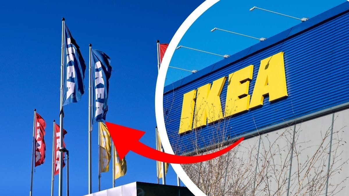 Ikea-flaggor vänster. Ikea-skylt höger. Röd pil pekar på flaggorna.