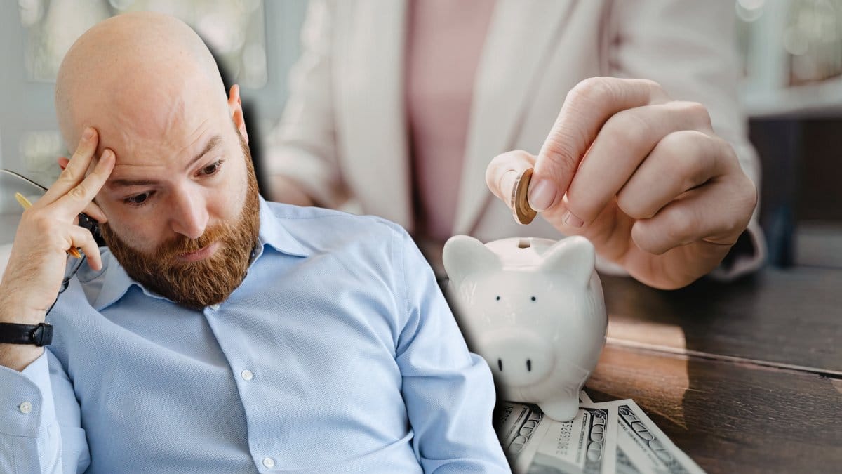 En person som lägger mynt i en spargris i bakgrunden. En utklippt bild på en stressad man till vänster.