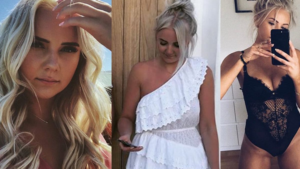 Linn Ahlborg tar selfies och tittar i sin mobiltelefon.