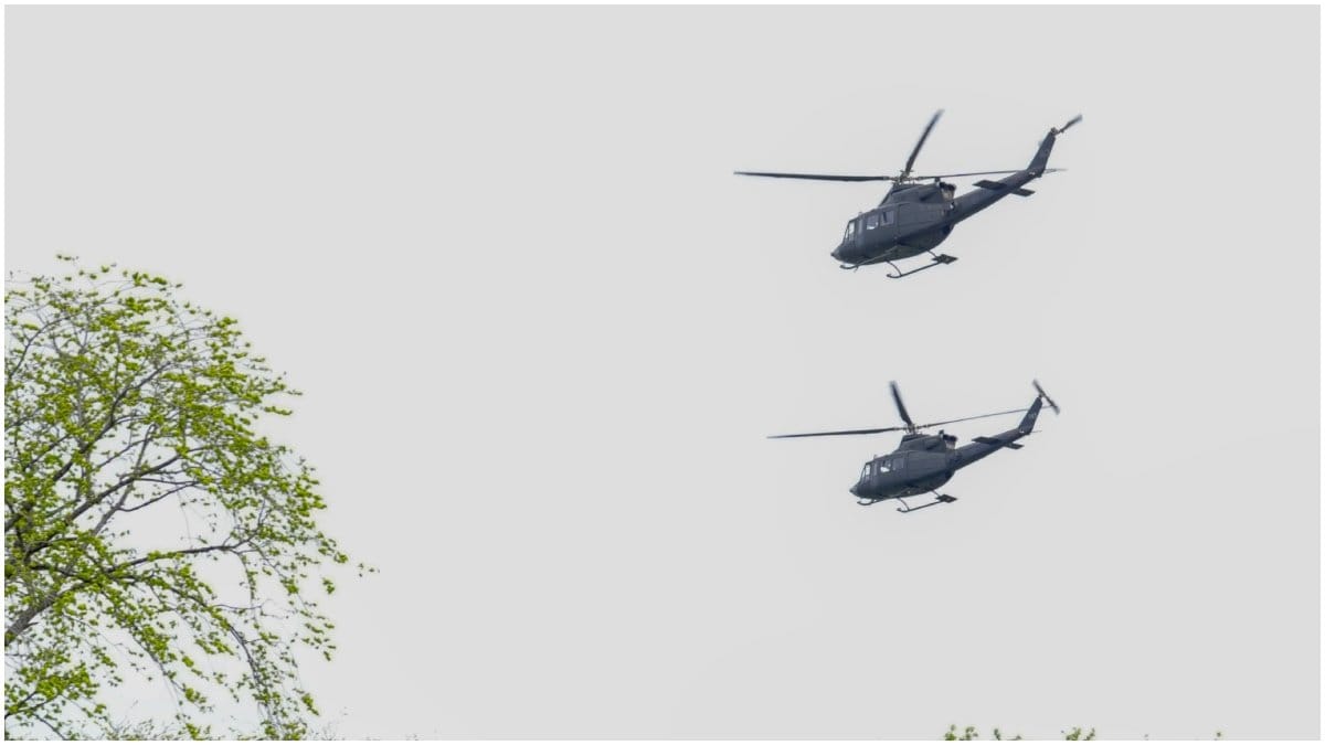 Två helikoptrar i luften. 