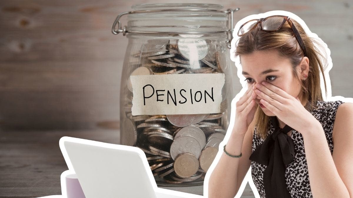 Burk med mynt till pensionen och en kvinna som ser nervös ut framför en dator.