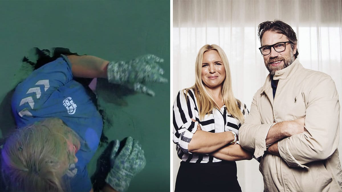 en blond kvinna gräver sig fram genom en grön vägg, en blond kvinna i svartvitrandiga topp, en man i brunt hår och glasögon i beige skjorta