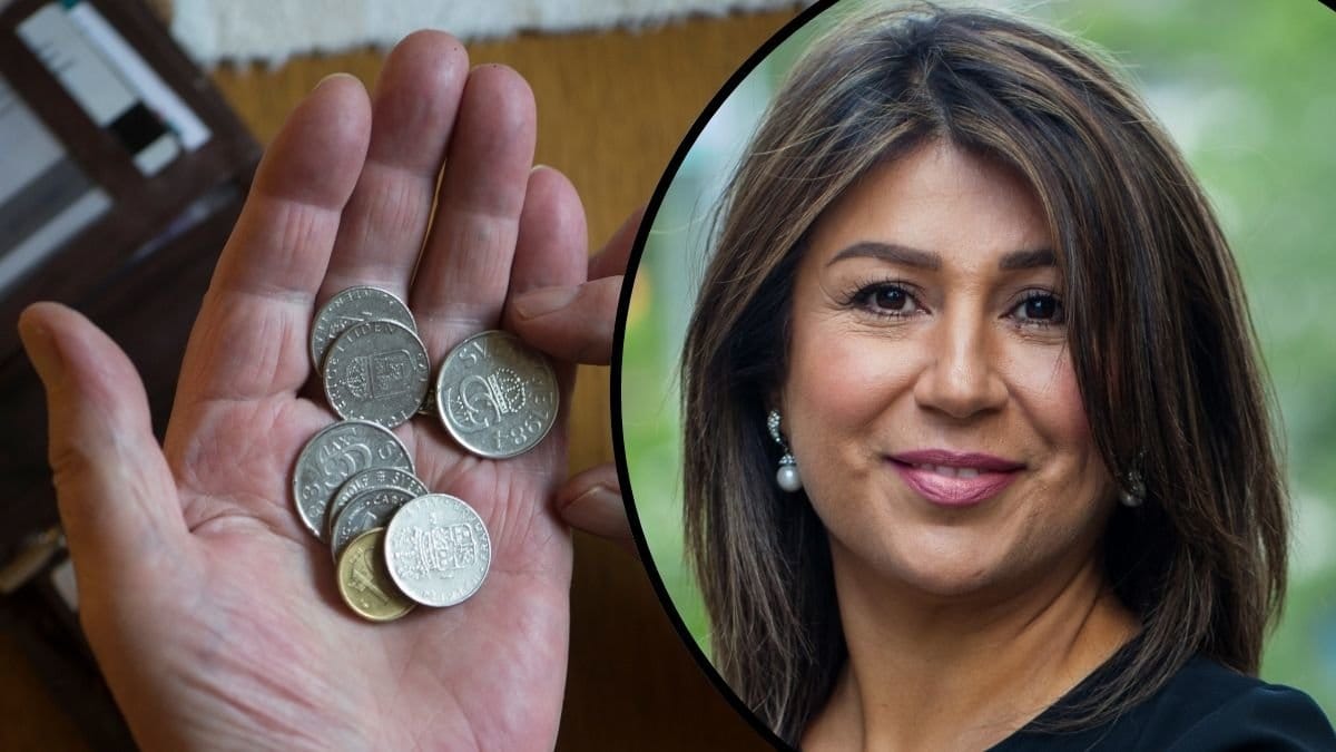 Mynt i handen och pensionsekonomen Trifa Chireh.