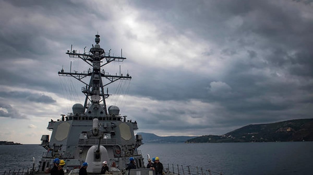 Den Iranstödda Huthimilisen i Jemen avfyrade sent söndag eftermiddag en kryssningsrobot i riktning mot den amerikanska jagaren USS Laboon i södra Röda havet. I december utsattes ett annat amerikanskt krigsfartyg, USS Carney (bilden) och flera handelsfartyg, för en attack i Röda havet. Arkivbild.