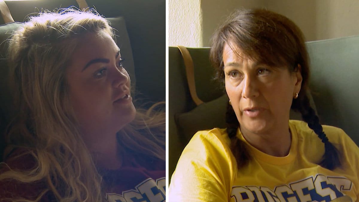 blond kvinna ansikte, kvinna i gultröja sitter