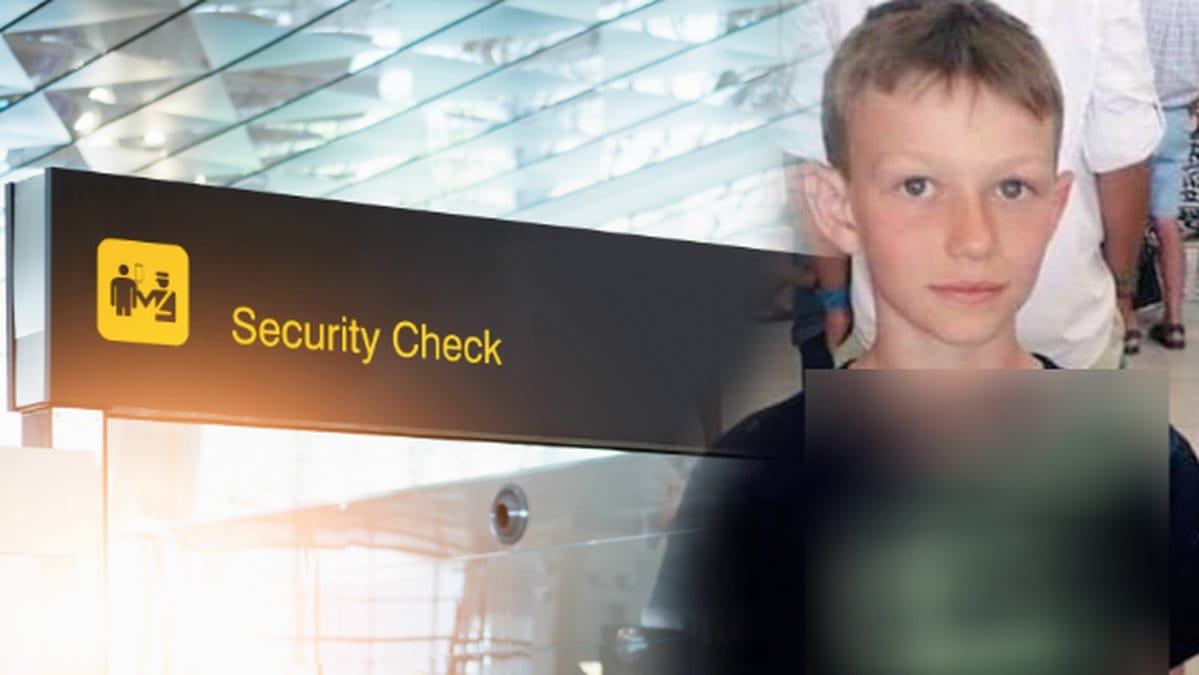 En pojke blev tillsagd att ta av sig tröjan i säkerhetskontrollen, på grund av motivet.