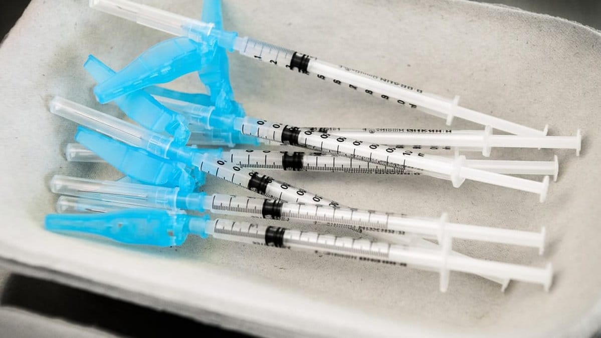 Nu är det återigen möjligt för föräldrar att få sina barn vaccinerade mot covid-19 i Sverige.