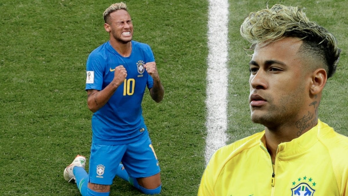 Neymar på en fotbollsplan.