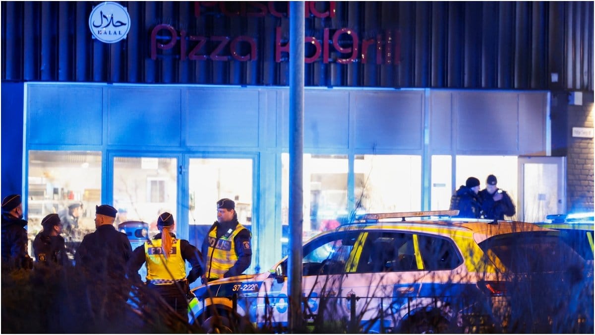 En man har dött efter en skjutning i Fittja.