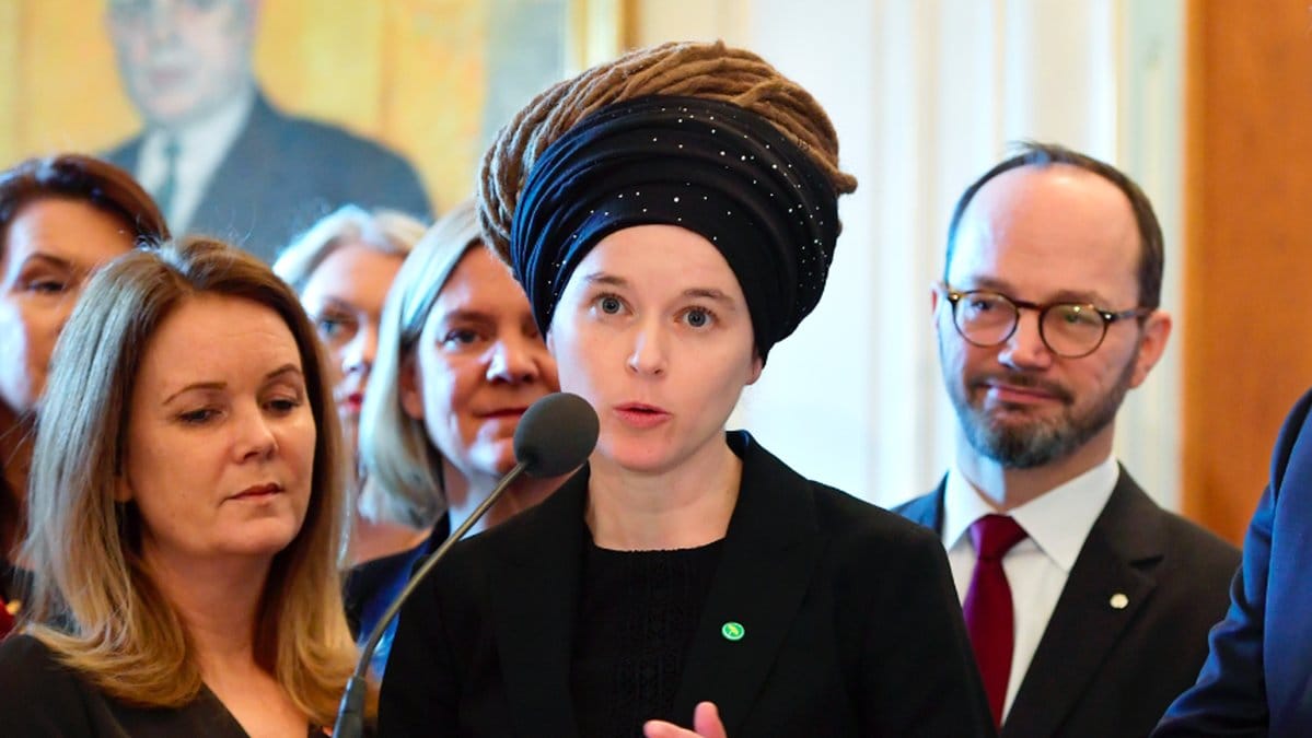 Amanda Lind vid regeringspresentationen. 