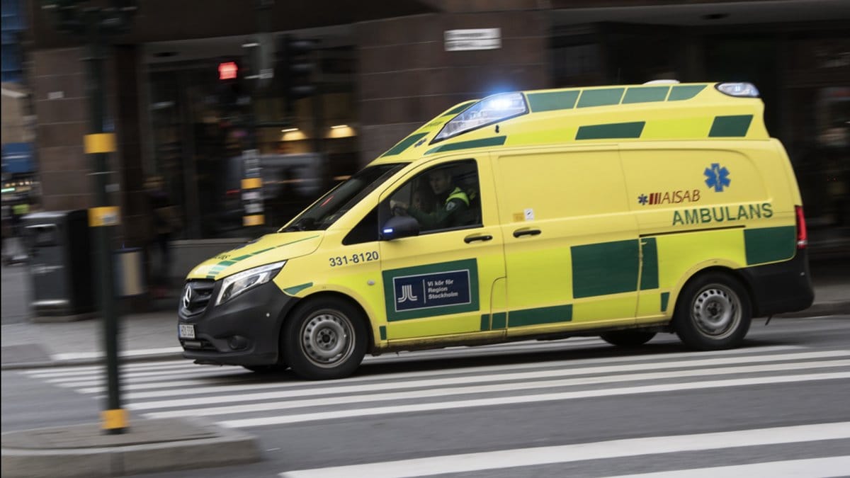 Mannen nekades ambulans och dog sedan i sitt hem.