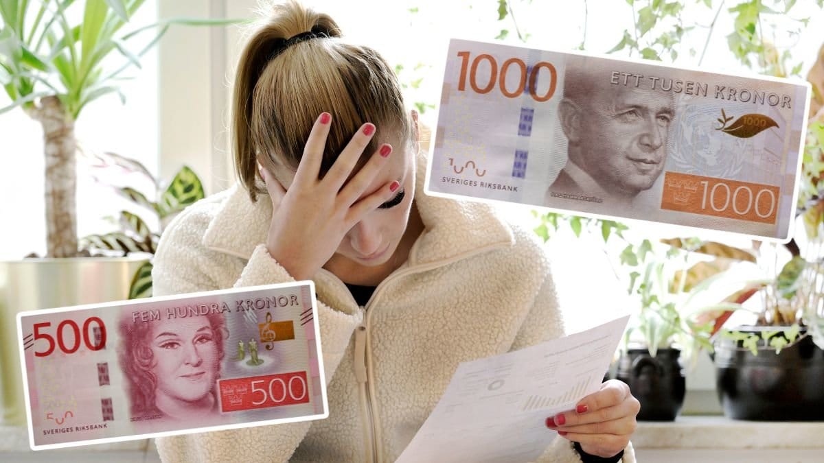 Kvinna med en faktura i handen och en femhundra- respektive en tusenlapp.