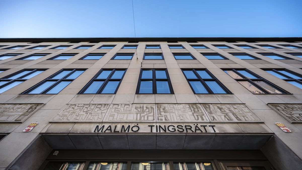 Mannen nekar till brott, men tingsrätten valde att tro på flickans berättelse. 