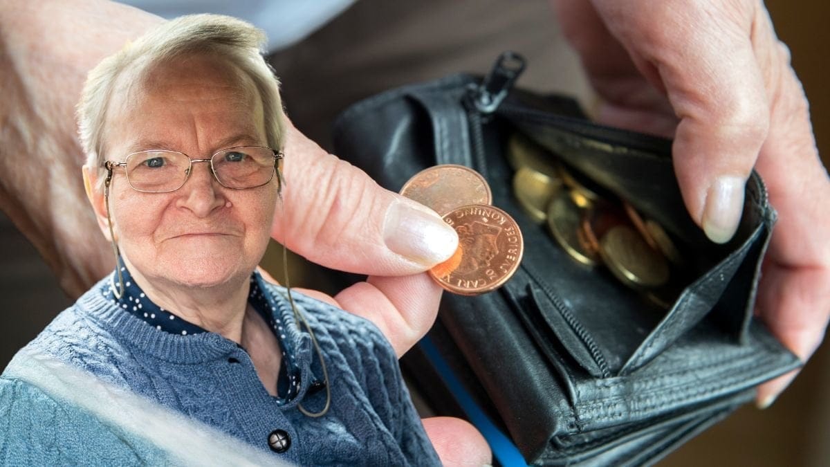 En äldre person i förgrunden och i bakgrunden en person som håller i en plånbok med ett par mynt i.