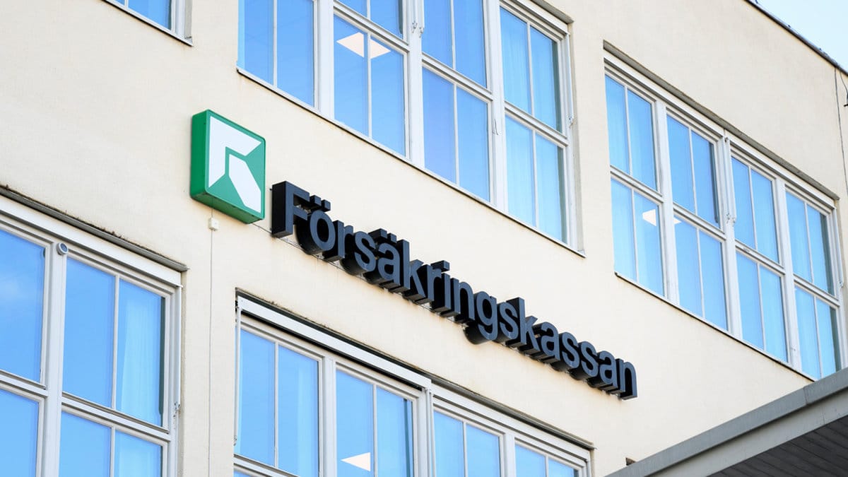 Försäkringskassa-skylt på en byggnad.