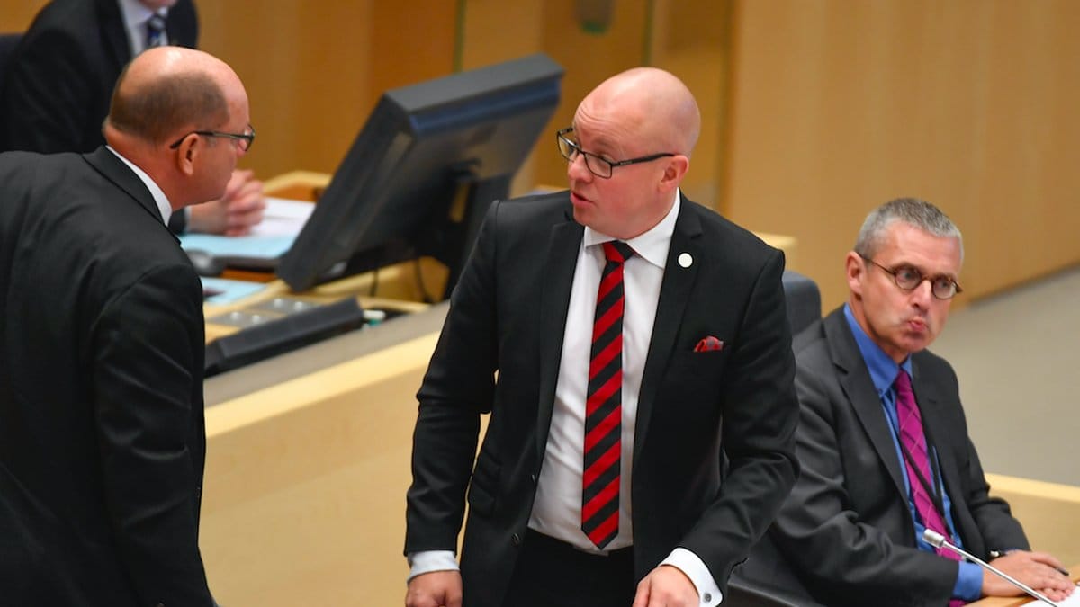 Björn Söder reser sig upp från talmansstolen. 