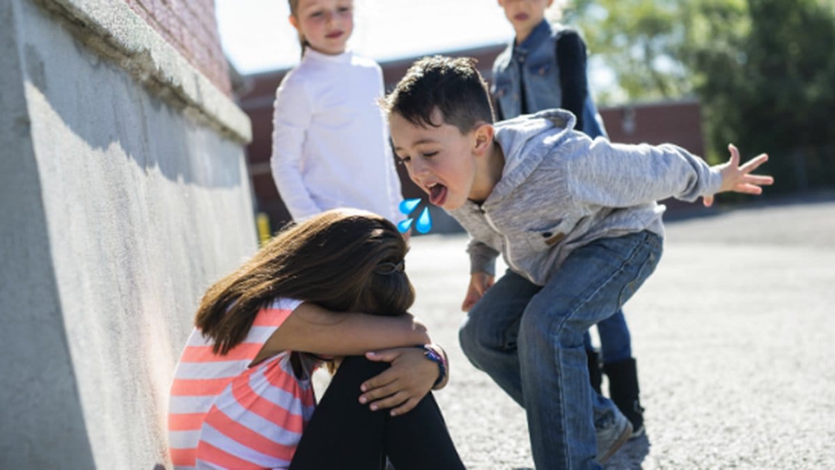 Elever spottar och hostar varandra i ansiktet som en ny mobbningstrend.