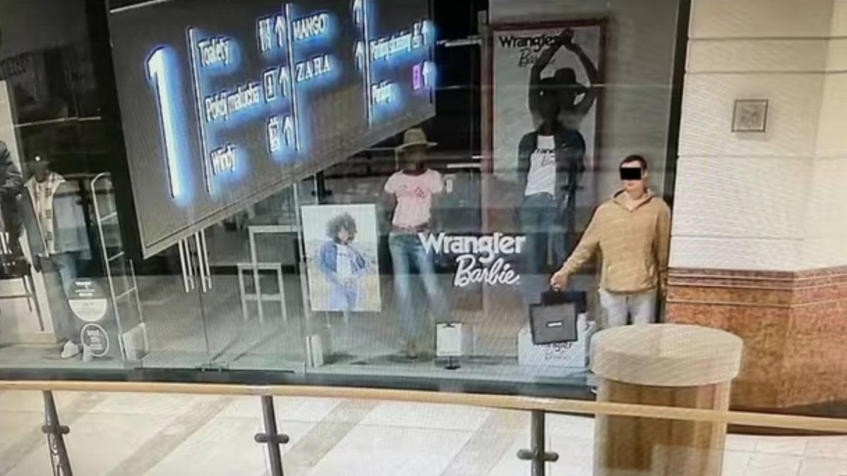 Tjuven stod helt blickstilla i väntan på att butiken skulle stänga.