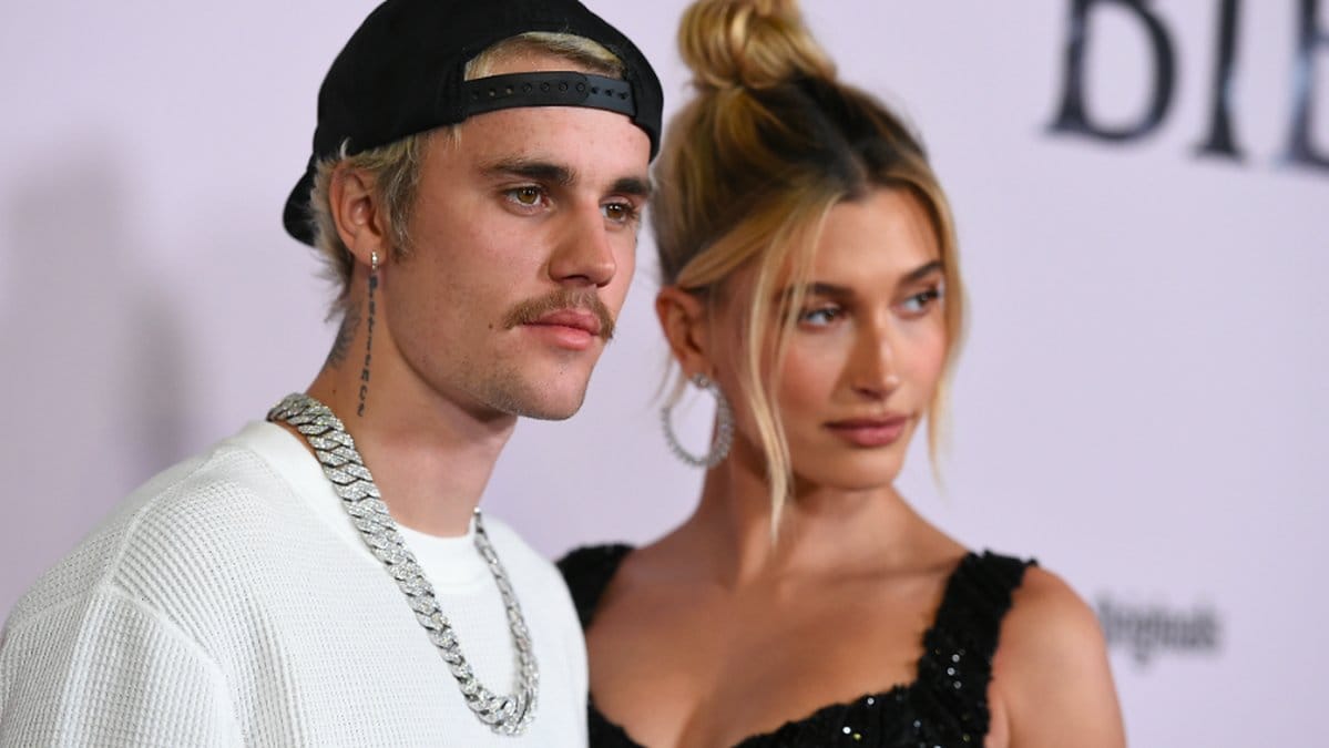 Paret Bieber håller kontakten med fans genom livesända videoklipp på Facebook.