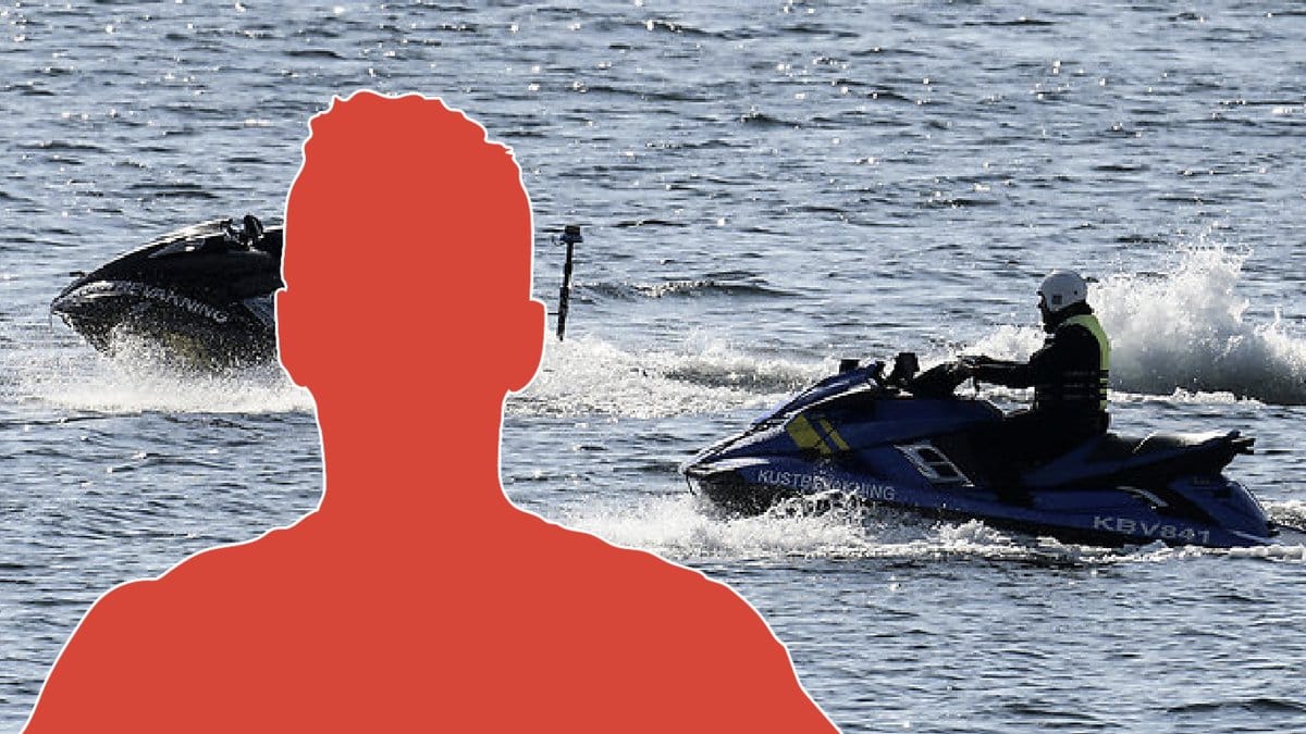 Kustbevakningens vattenscotrar var nära att prejas flera gånger. 