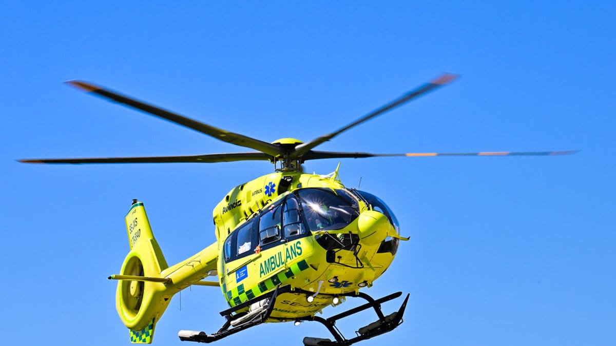 Ambulanshelikopter i himlen.
