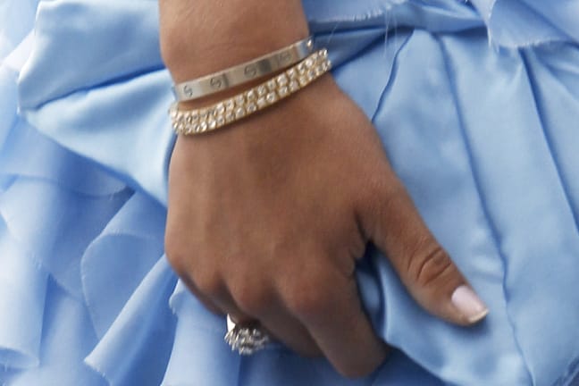 Armbandet har Madeleine fått av Jonas Bergström