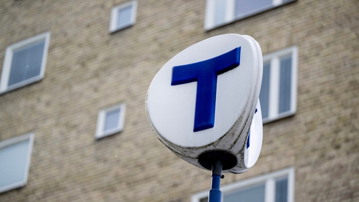 Tubbelbana-stolpe med ett T på sig.