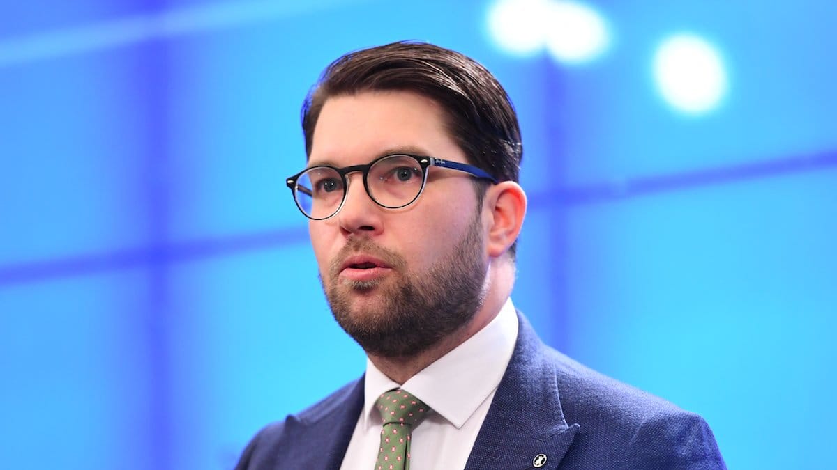 Jimmie Åkesson på presskonferens. 